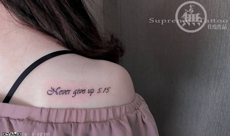 小文字纹身图片_成品肩部欧美清新字符图腾无上纹图生活纹身图案