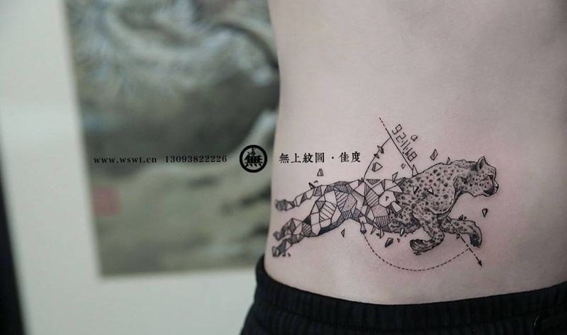 几何豹子纹身图片_成品胸部欧美几何图腾动物无上纹图招生纹身图案