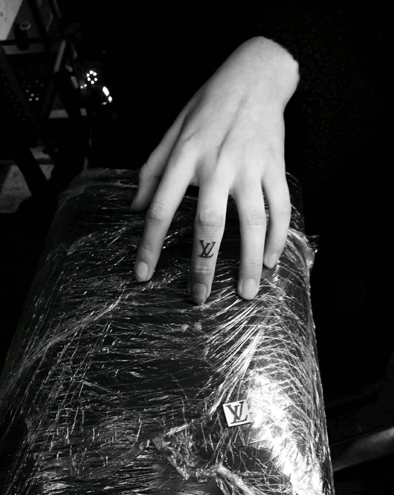 小手指纹身图片