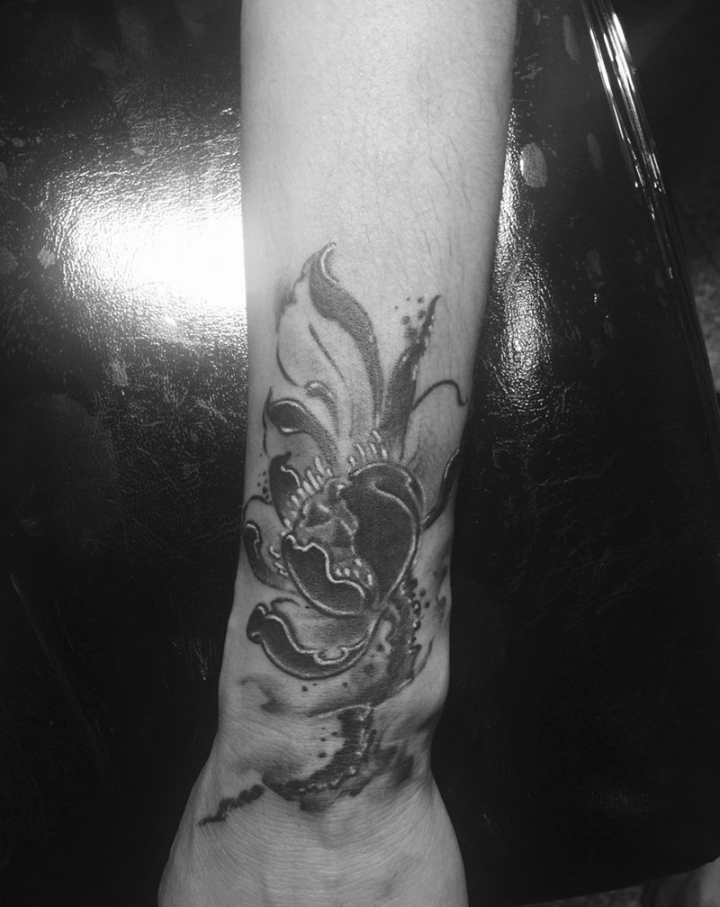 水墨莲花(遮盖)纹身图片_成品手臂手部国画植物纹身图案