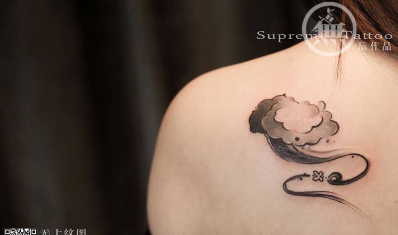 云朵遮盖伤疤纹身图片_成品肩部清新图腾无上纹图生活背部纹身图案