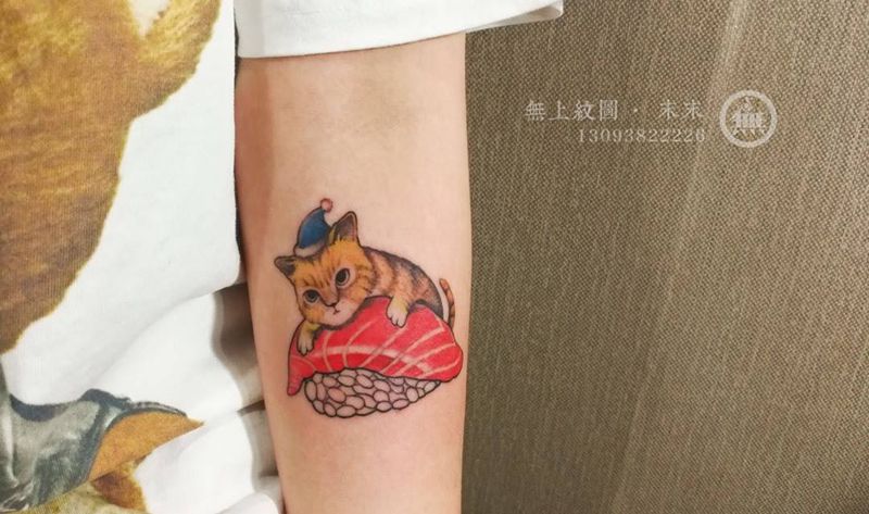 猫与三文鱼寿司的故事纹身图片_成品手臂欧美肖像清新动物图腾无上纹图招生纹身图案
