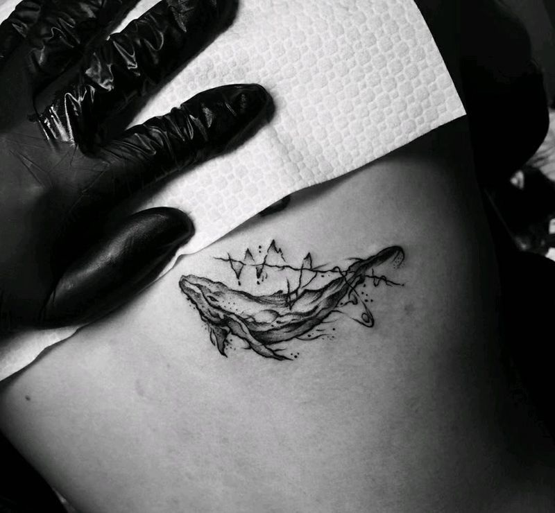 小鲸鱼纹身图片_背部纹身图案