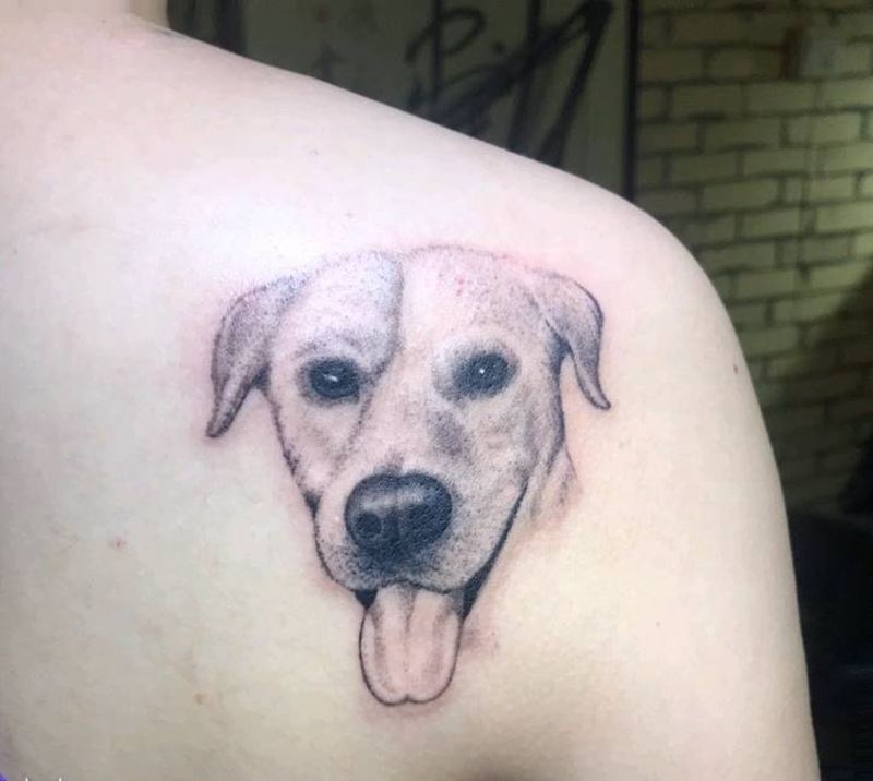 客人的爱犬纹身图片_背部肩部欧美写实纹身图案