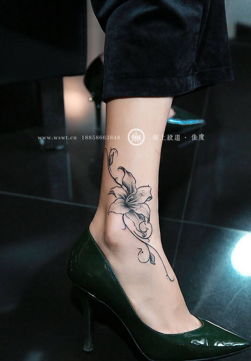 脚踝百合花纹身图片_成品脚部欧美清新植物无上纹图招生培训纹身图案