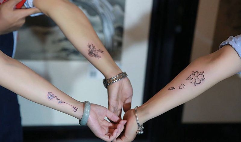 仨姐妹花纹身图片_成品手臂清新图腾植物无上纹图招生纹身图案