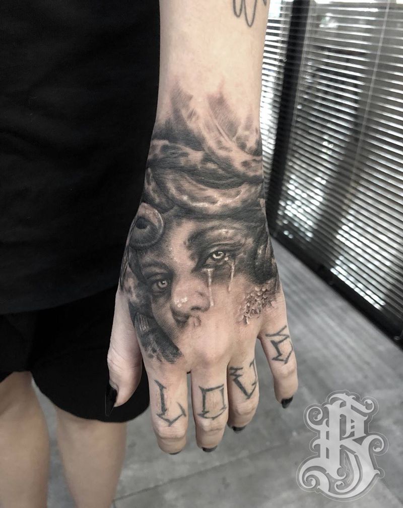 美杜莎纹身图片_手部欧美写实纹身图案