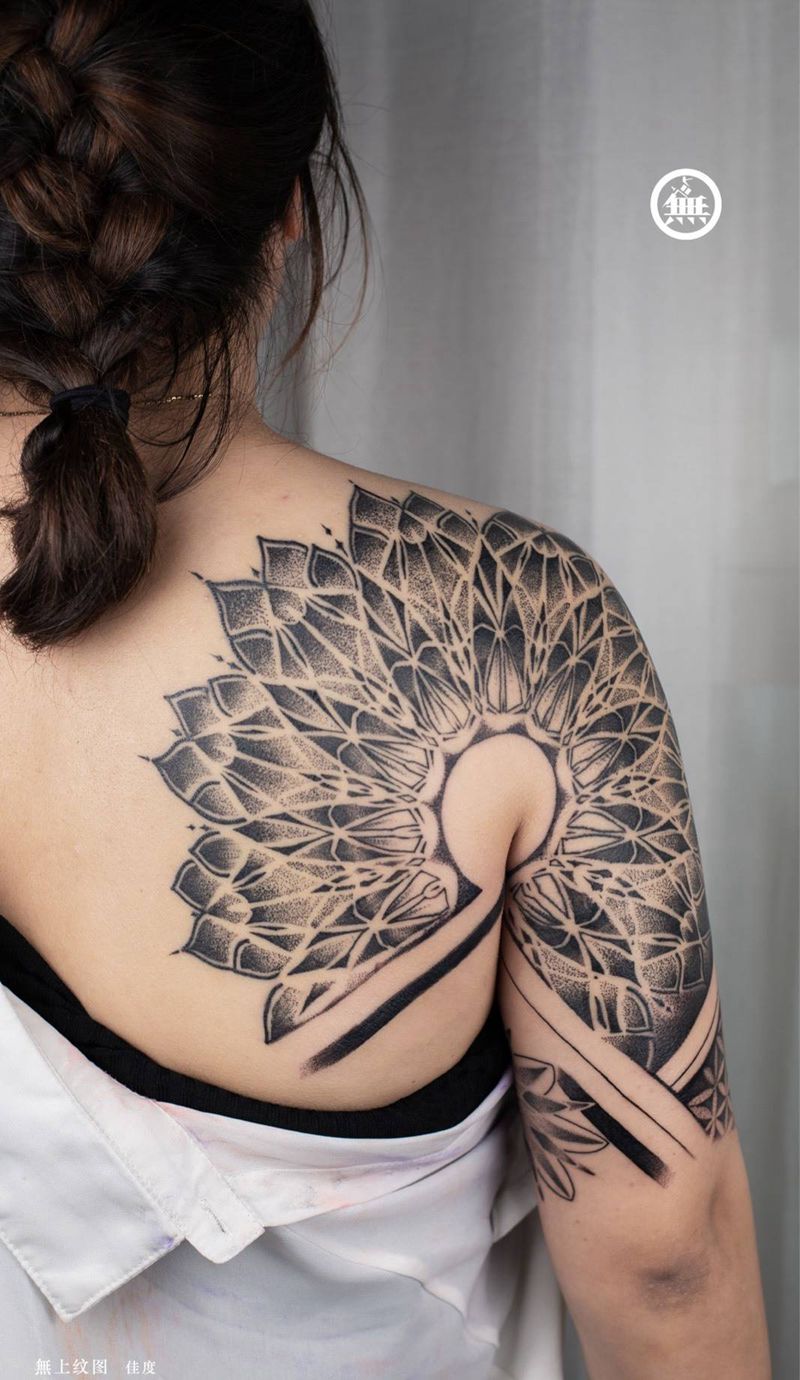 后背加大臂点刺图腾纹身图片