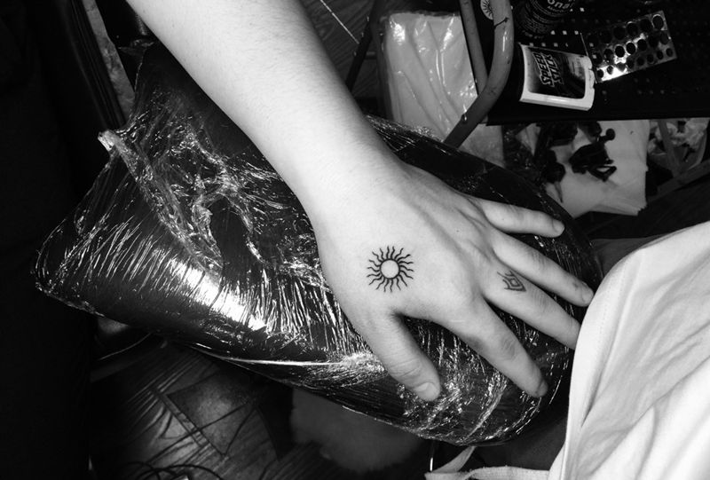 小太阳纹身图片