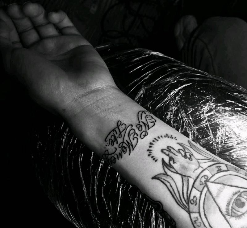 小字母纹身图片_手部纹身图案