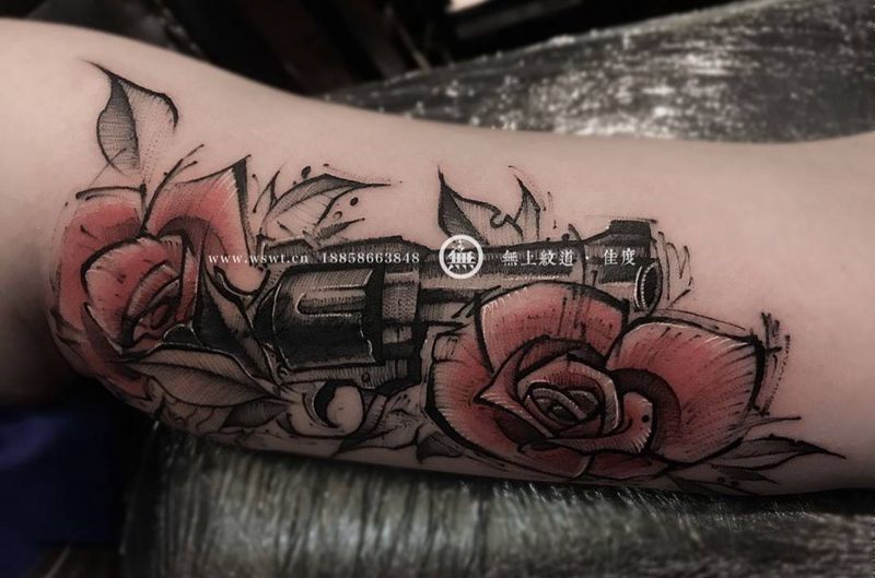 手枪与玫瑰纹身图片_成品手臂欧美清新植物静物原创图腾无上纹图纹身图案
