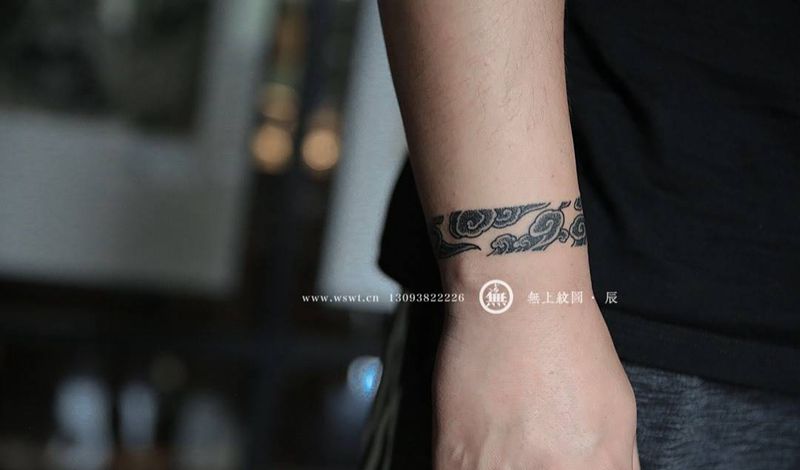祥云纹身图片_手部成品清新图腾无上纹图纹身图案