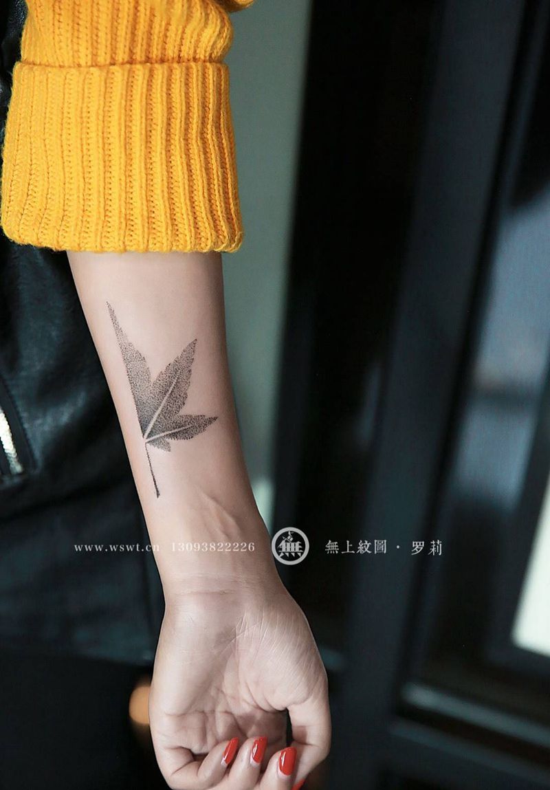 半个枫叶纹身图片_成品手臂欧美清新植物静物图腾无上纹图招生培训纹身图案