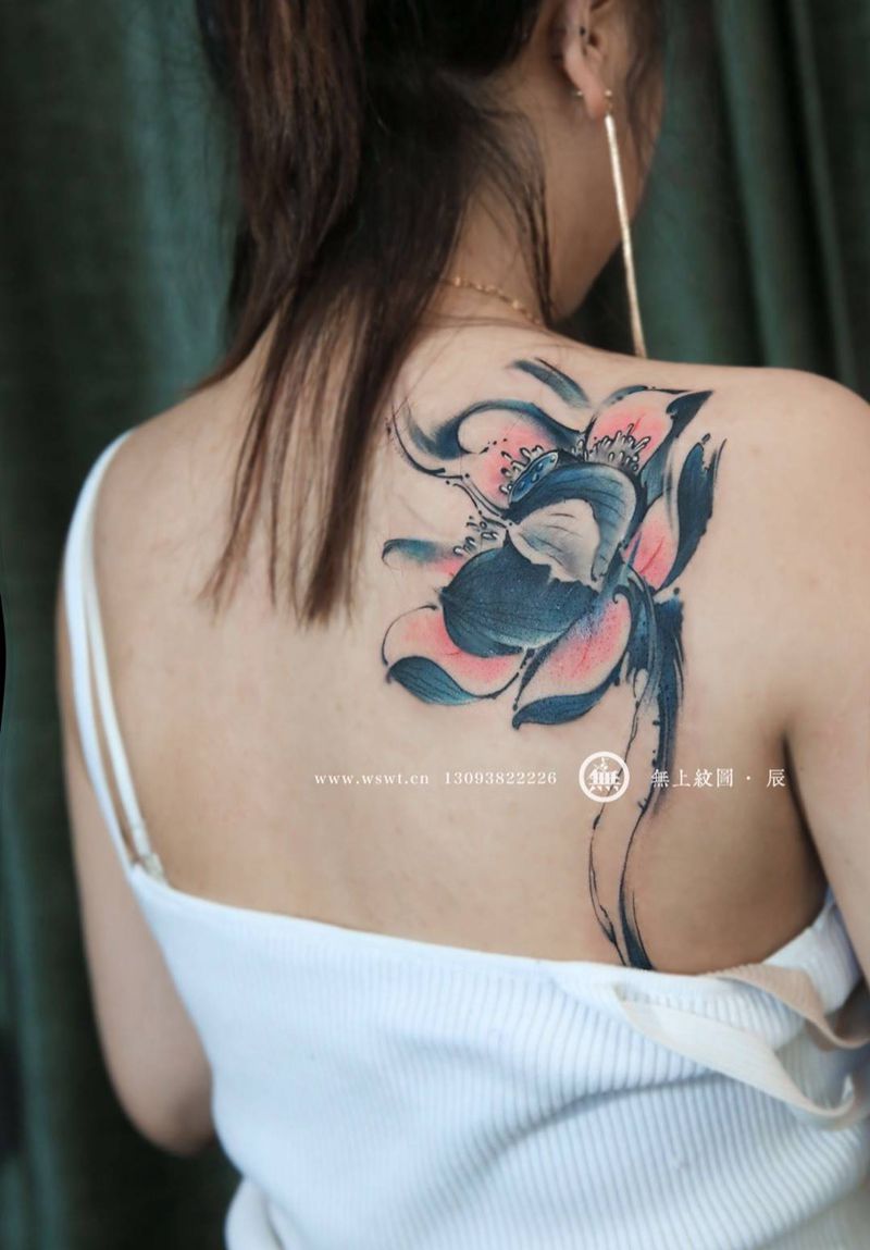 水墨荷花纹身图片_成品背部传统书法水墨莲花纹身图案