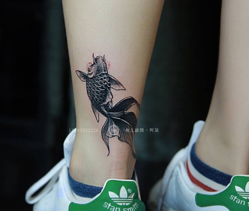 金鱼遮盖爱心纹身图片_成品腿部传统清新动物图腾无上纹图招生手稿纹身图案