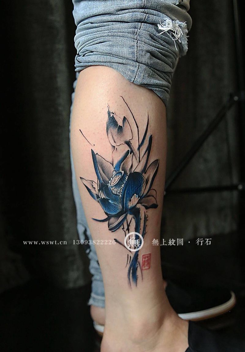 水墨荷花纹身图片_水墨莲花植物腿部纹身图案