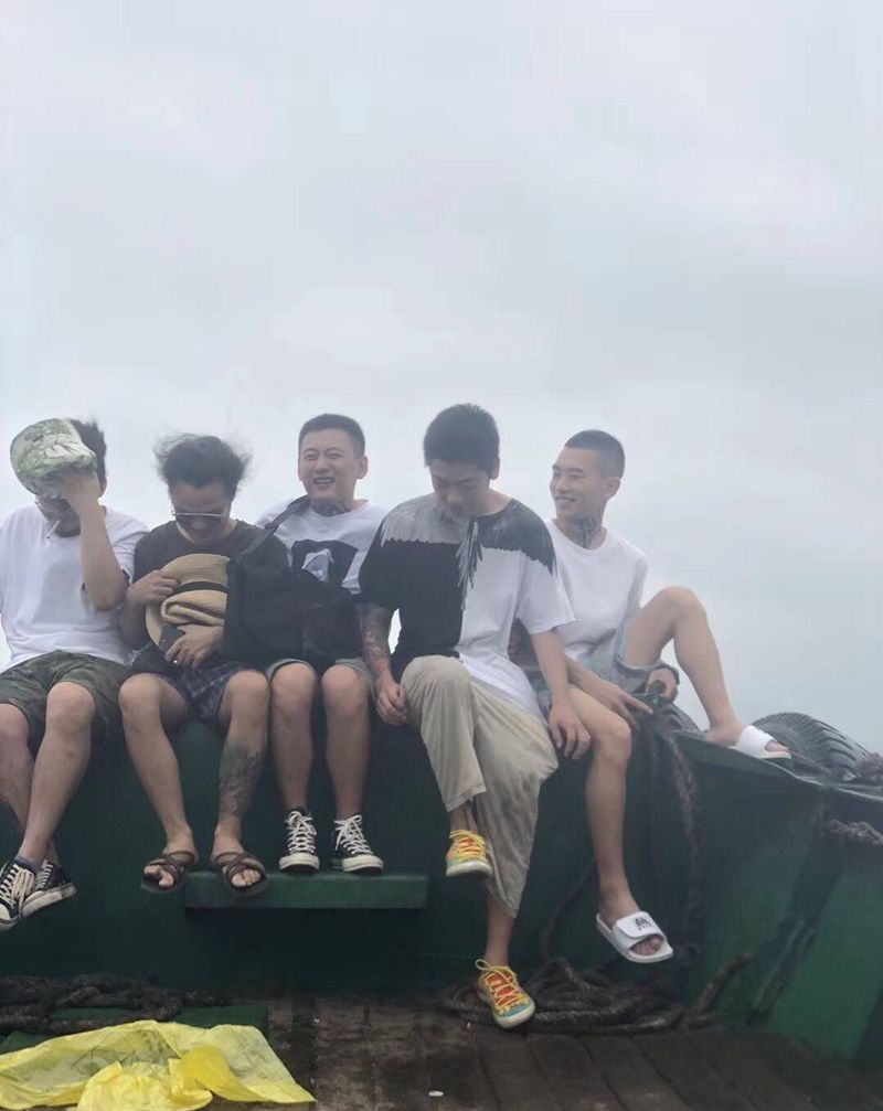 海边出游纹身图片_生活人物情侣纹身图案