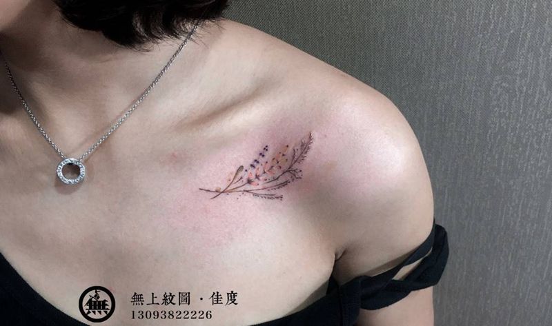 锁骨小花纹身图片_成品胸部欧美清新植物静物图腾无上纹图招生纹身图案