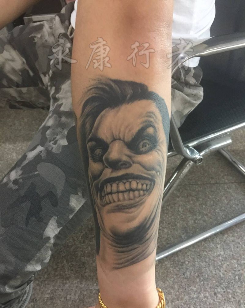 小丑纹身图片_成品手臂欧美写实人物纹身图案