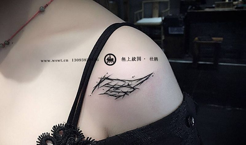 女生肩部纹身纹身图片_成品肩部欧美清新图腾无上纹图招生纹身图案