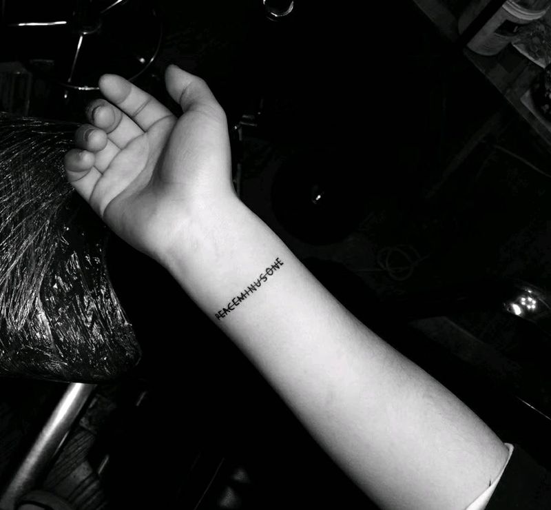 小字母纹身图片_手部纹身图案