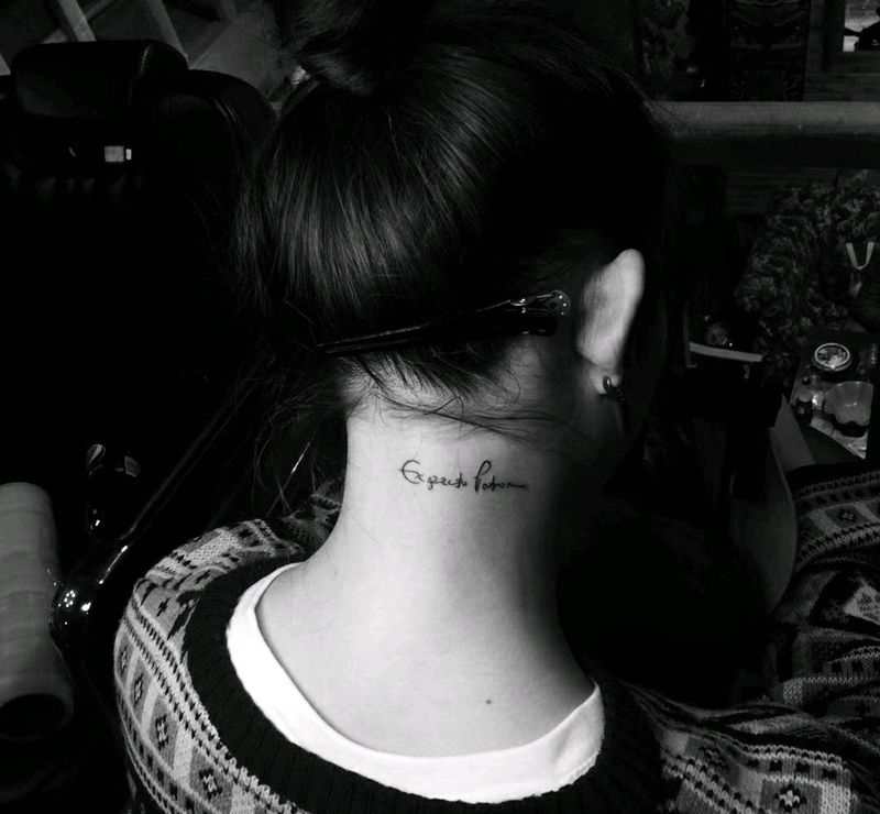 呼神护卫纹身图片_颈部纹身图案