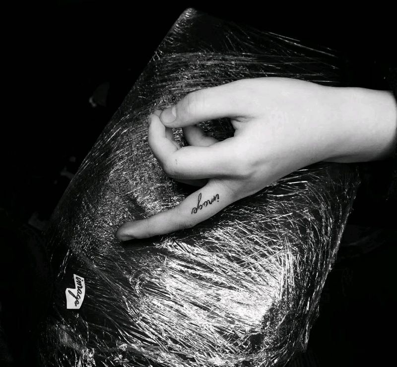 小手指纹身图片_手部纹身图案