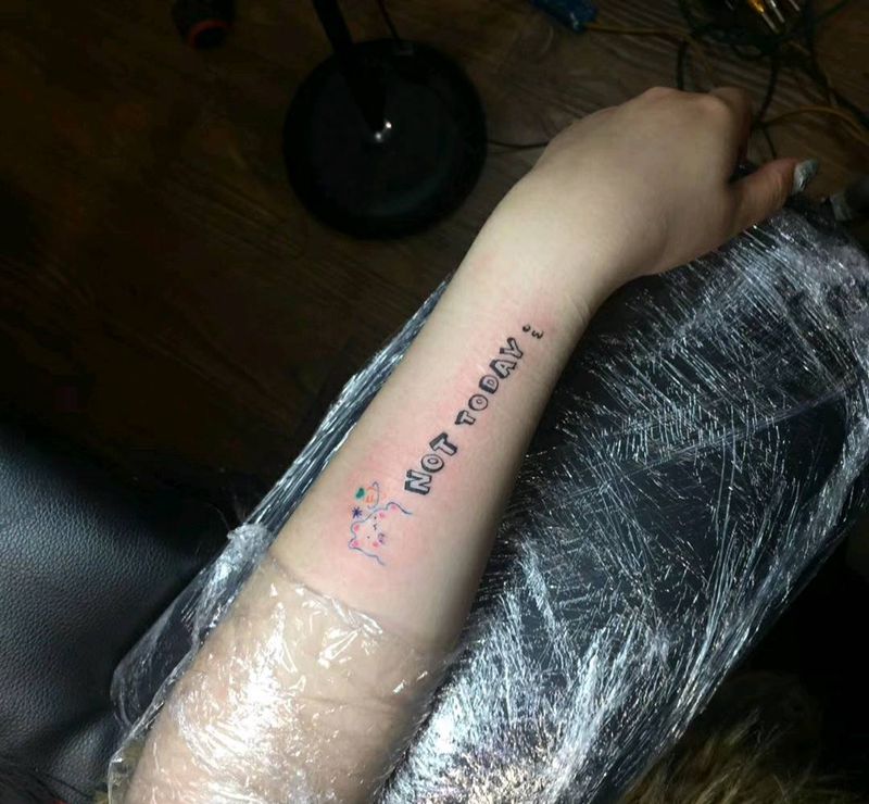 小字母纹身图片_手部纹身图案