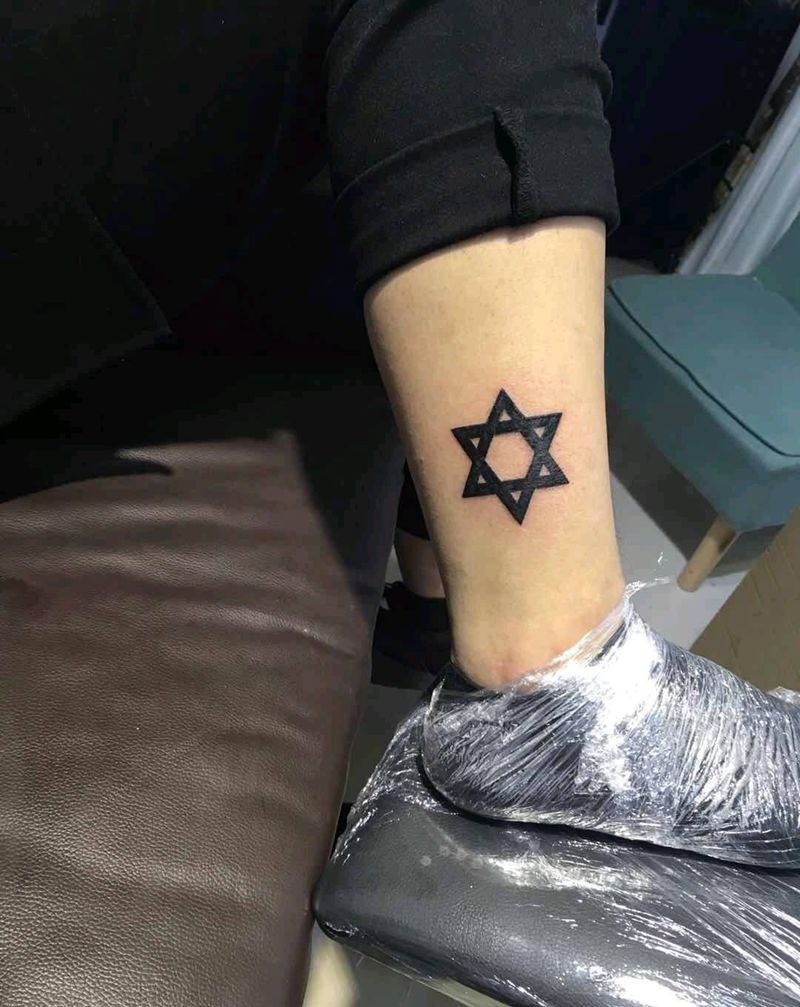 小图距离近纹身图片_胸部腿部New School纹身图案