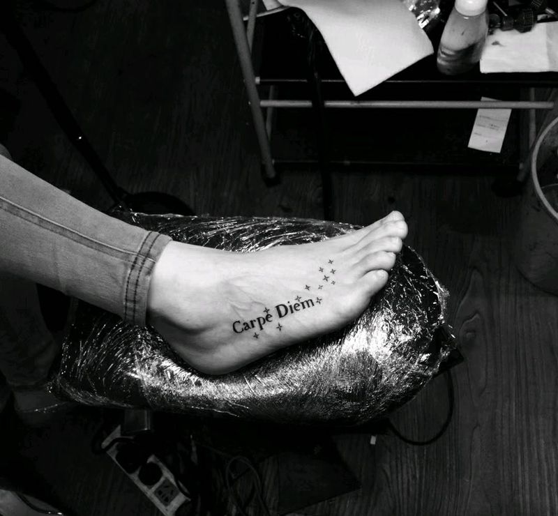 小字母纹身图片_脚部纹身图案