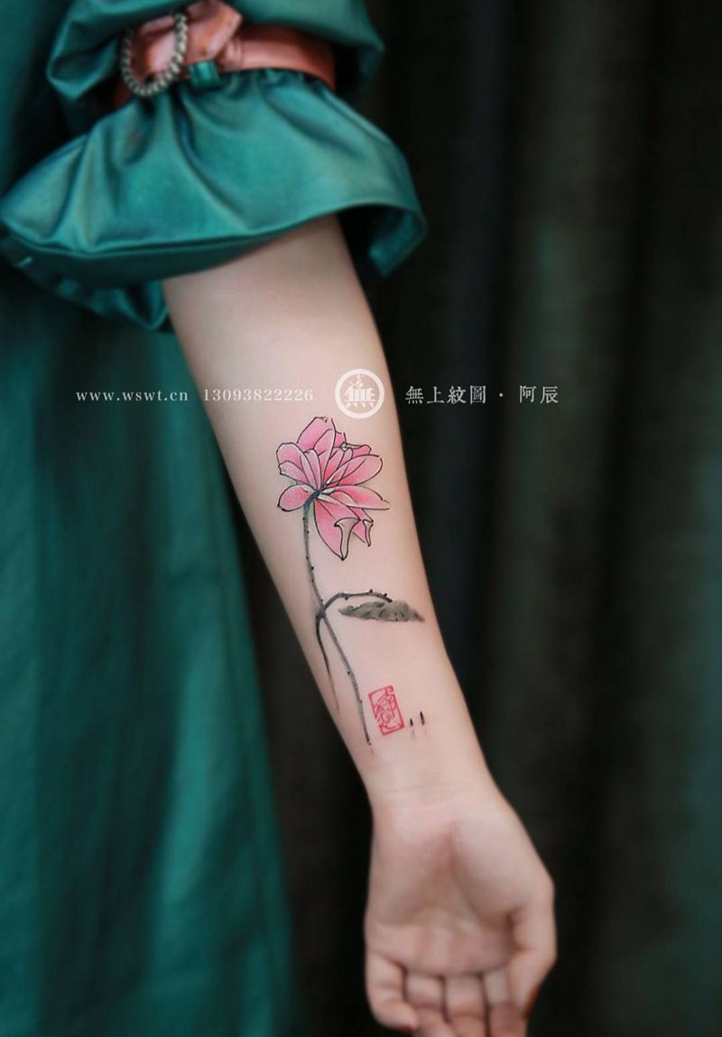 水墨莲花纹身图片_成品手臂传统清新植物静物无上纹图培训招生纹身图案