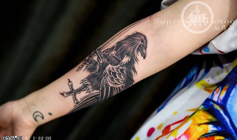 乌鸦战士纹身图片_成品手臂欧美肖像清新动物鬼神图腾无上纹图生活纹身图案