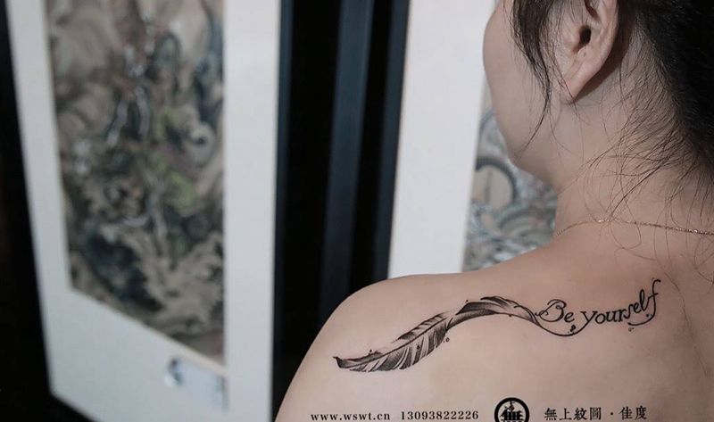 羽毛英文纹身纹身图片_成品肩部清新欧美图腾字符无上纹图英文招生纹身图案