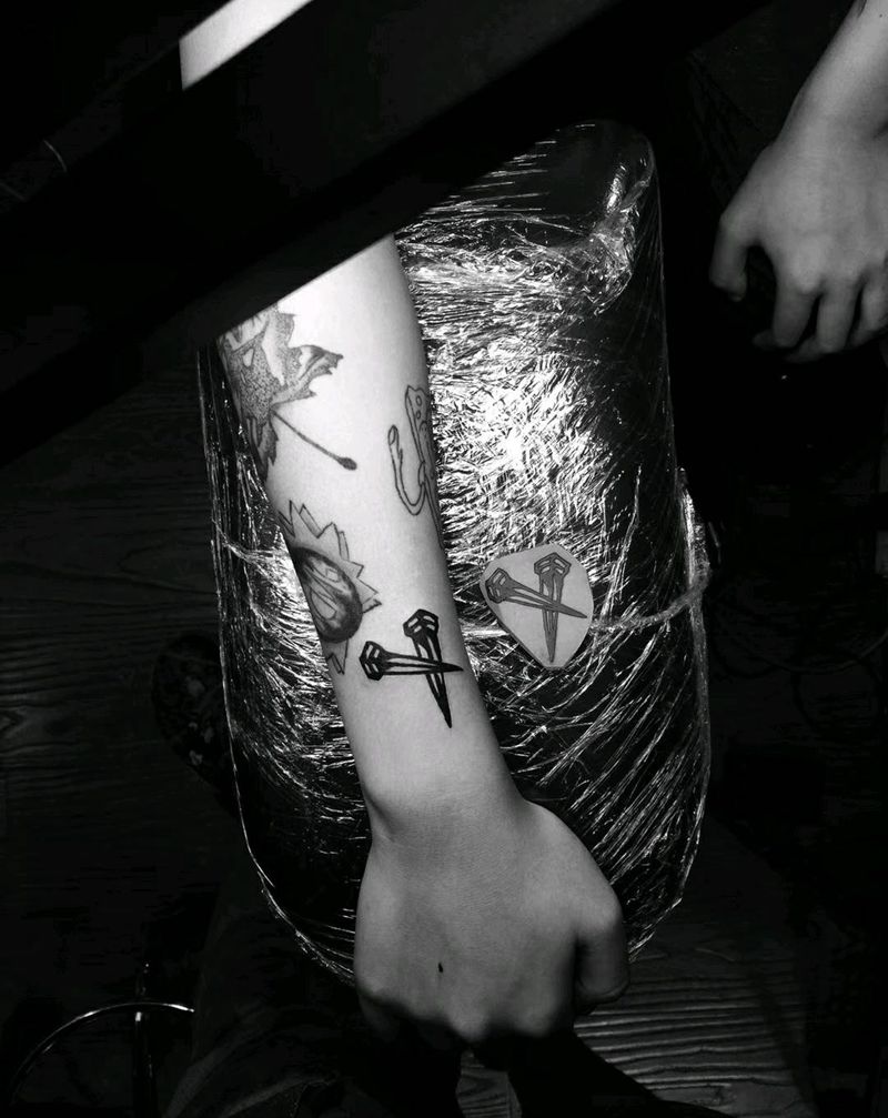 小钉子纹身图片