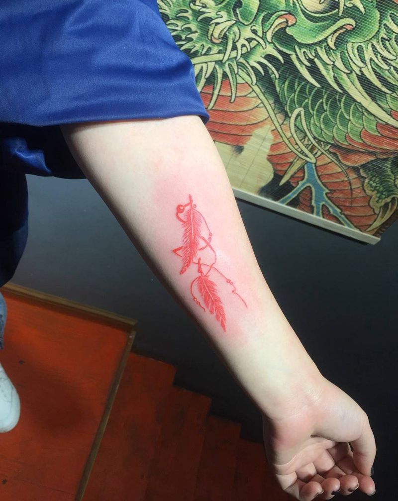 红色羽毛纹身图片