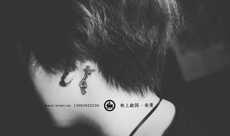 耳后手枪小图纹身图片_成品颈部欧美清新静物图腾无上纹图培训招生纹身图案