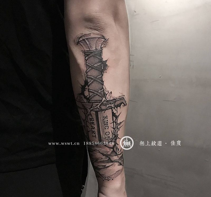 石中剑纹身图片_成品手臂欧美无上纹图纹身图案