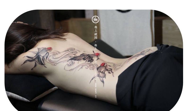 金鱼遮盖未完成纹身图片_成品背部清新传统习俗动物原创无上纹图水墨学习纹身图案