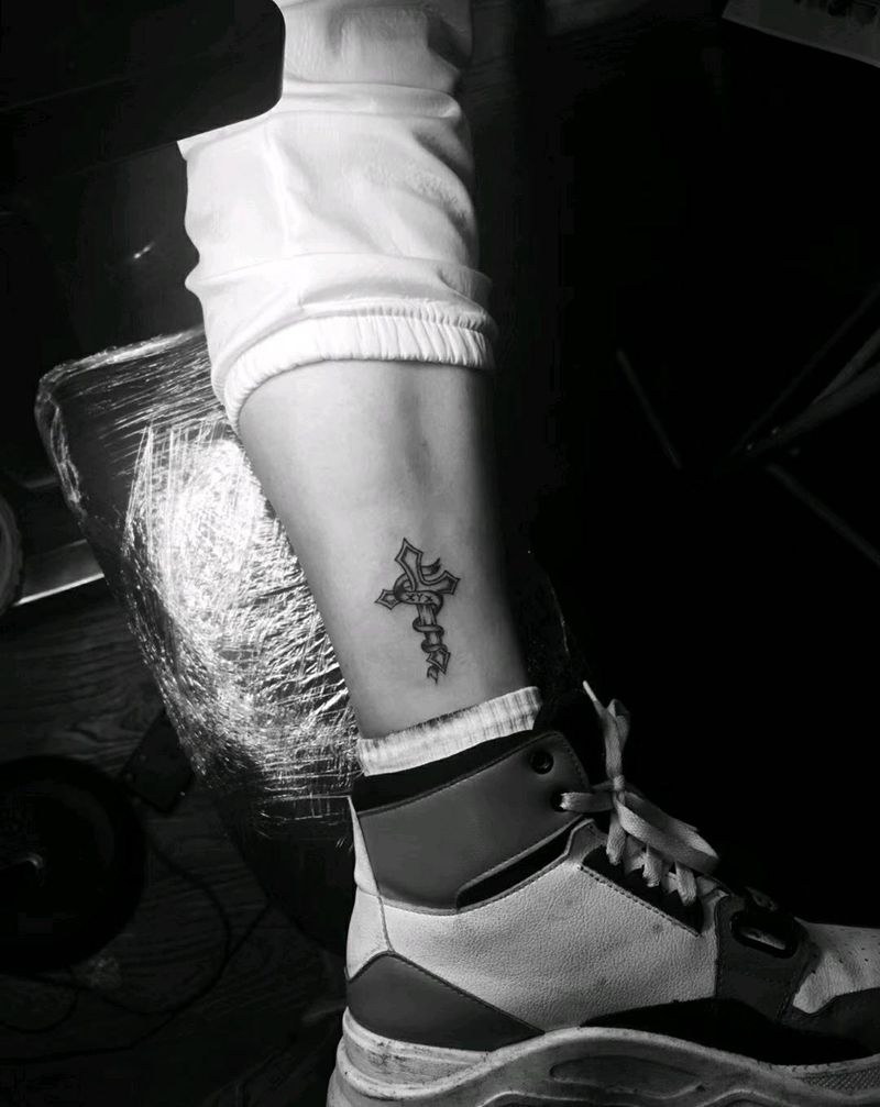 小十字架纹身图片