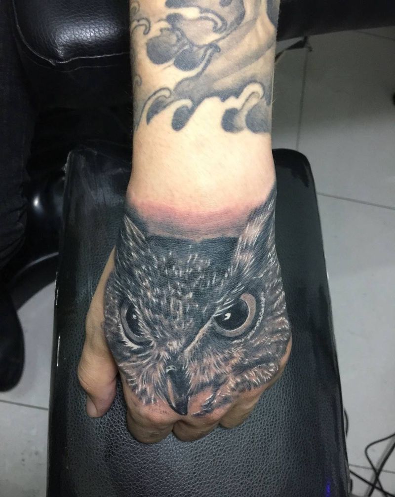 猫头鹰纹身图片_成品手部欧美写实动物纹身图案