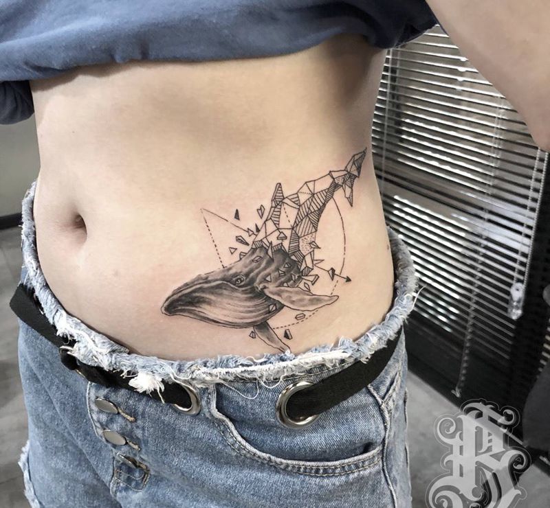 鲸鱼纹身图片_腹部几何纹身图案