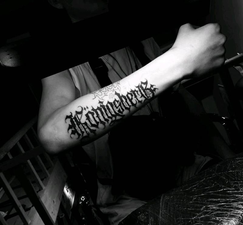 小字母纹身图片_手部纹身图案