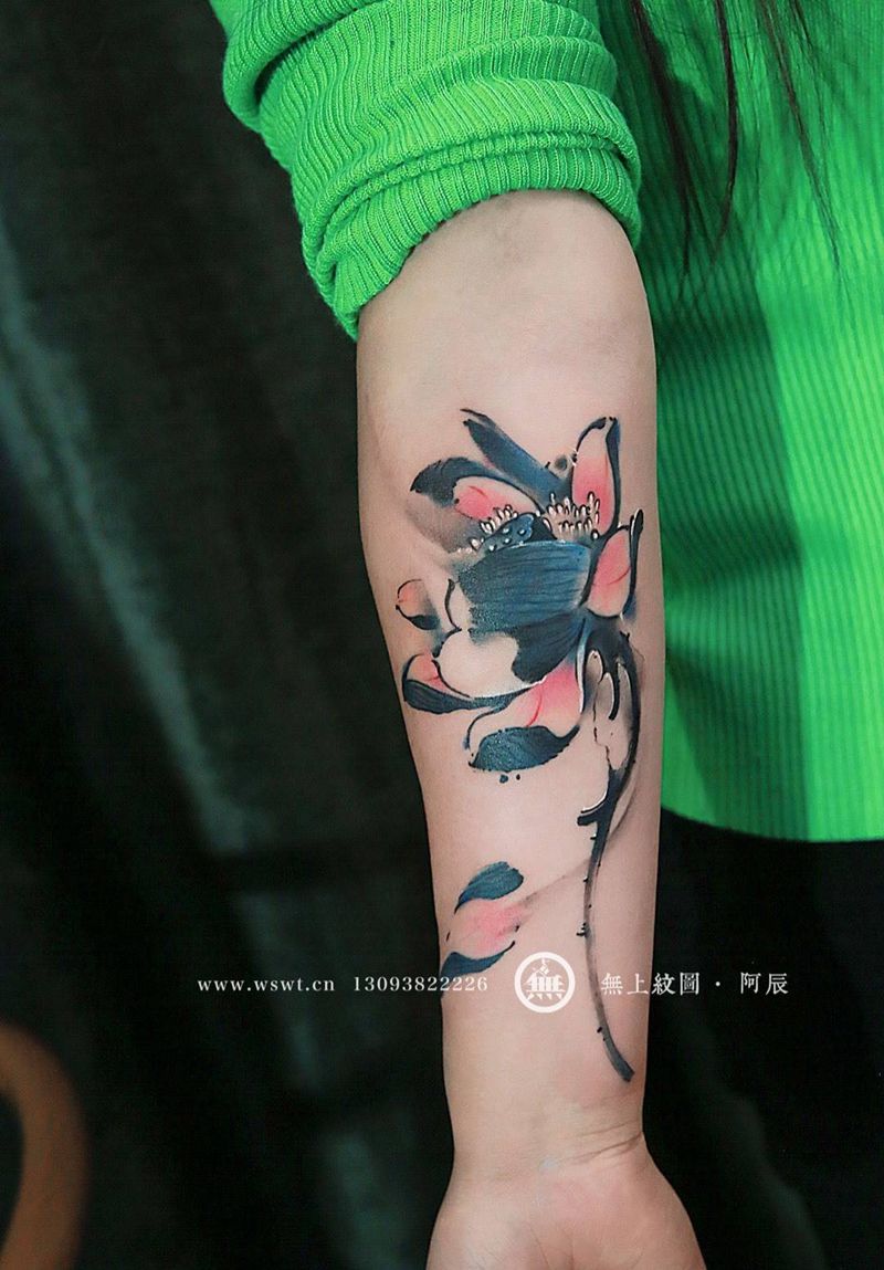 手臂水墨莲花纹身图片_成品手臂传统原创植物无上纹图招生水墨莲花纹身图案