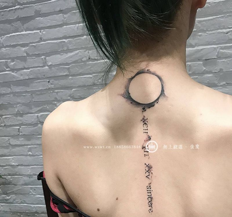 字母纹身纹身图片_成品颈部几何字符无上纹图清新纹身图案