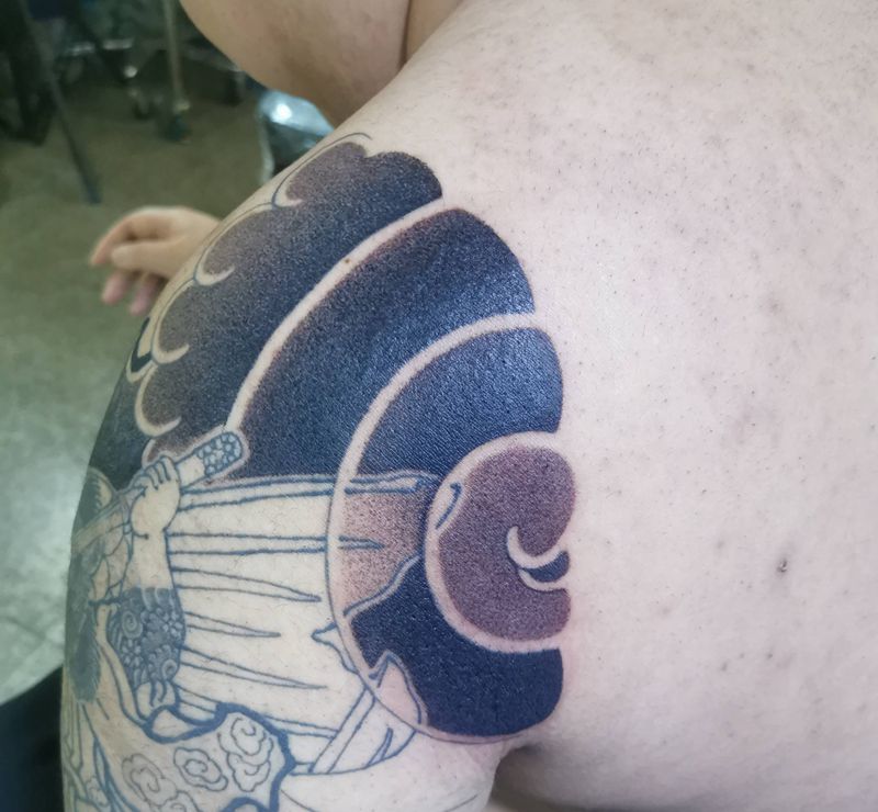 圆5七分袖纹身图片_手臂老传统点刺纹身图案