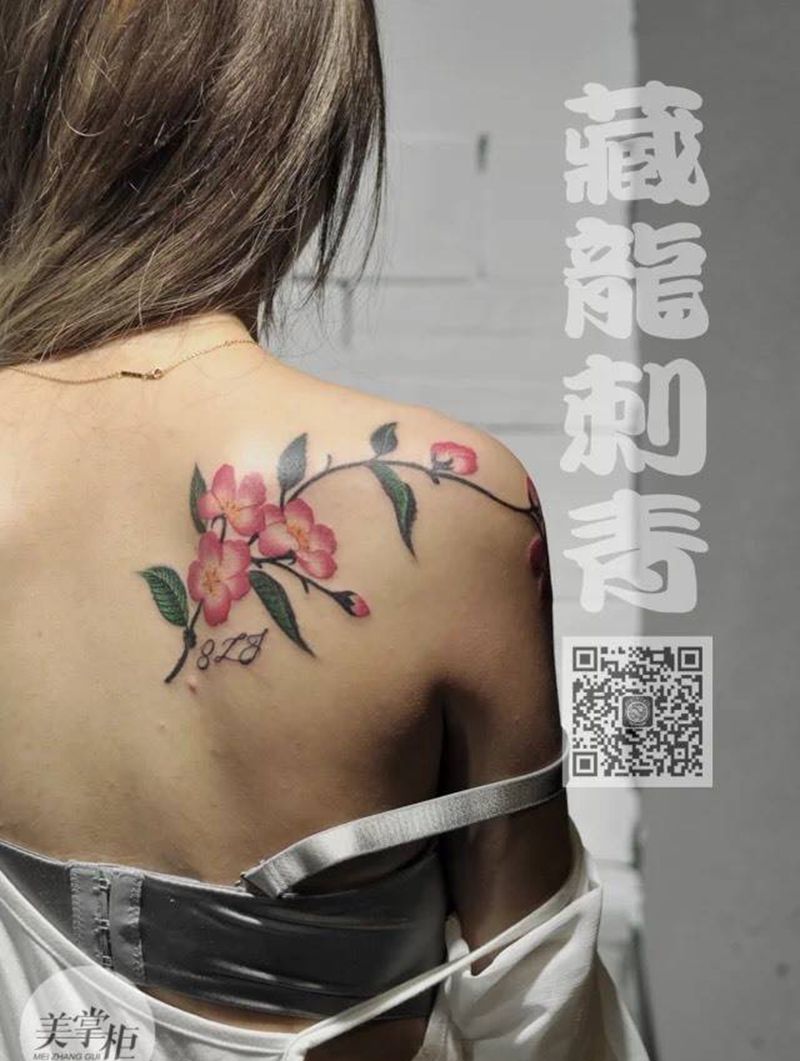 樱花纹身图片_清新植物肩部藏龙刺青纹身图案