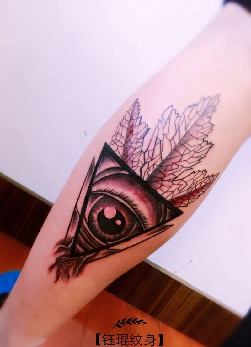 小腿上帝之眼纹身图片