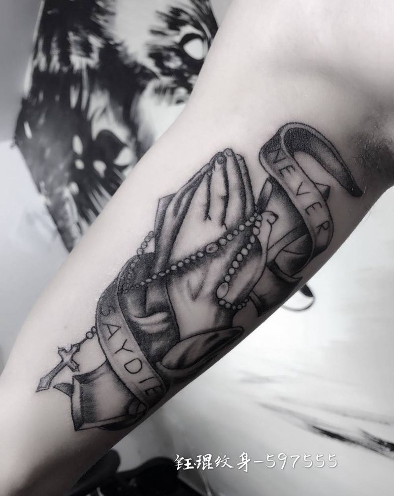 大臂内侧祈祷手纹身图片