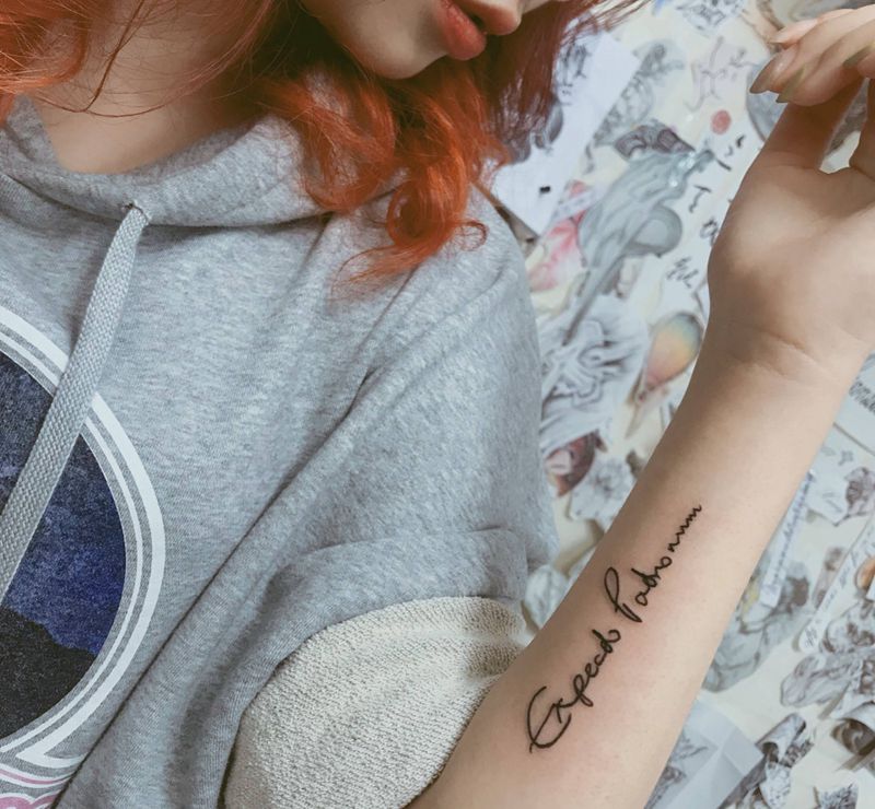 小臂字母纹身图片