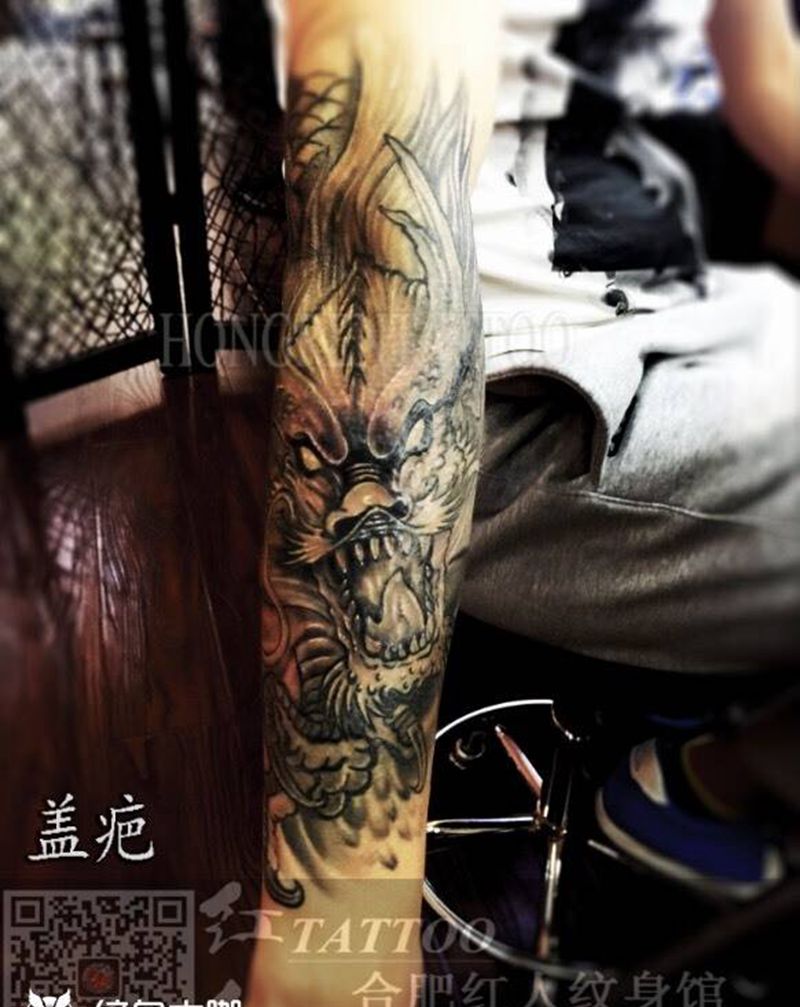 包臂龙遮盖疤痕（一）纹身图片